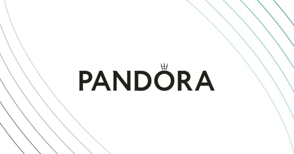 لوگوی برند پاندورا (Pandora)؛ از معروف‌ترین برندها در دسته بهترین مارک بدلیجات رنگ ثابت
