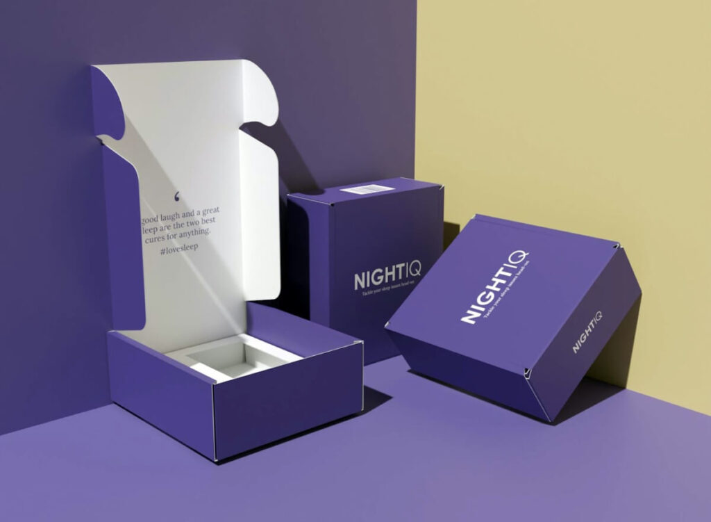بسته‌بندی برند NIGHTIQ با طراحی بنفش، چاپ شعار درون جعبه، مناسب برای تجربه آنباکسینگ لوکس و مدرن
