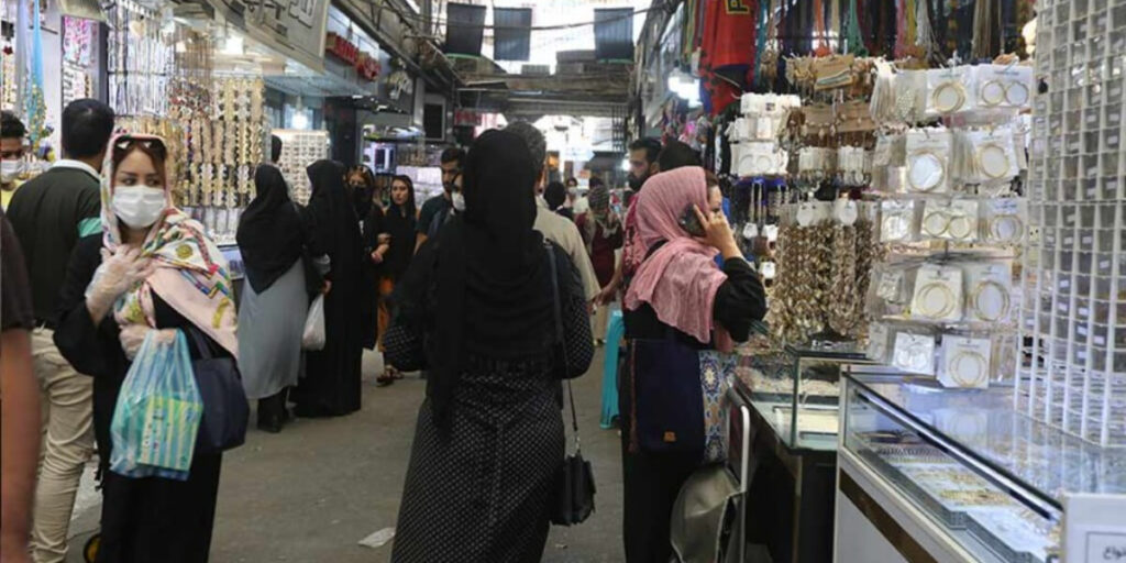نمایی از ازدحام خریداران در بازار بدلیجات سلطانی تهران با ویترین‌های مملو از زیورآلات فله‌ای و بسته‌ای
