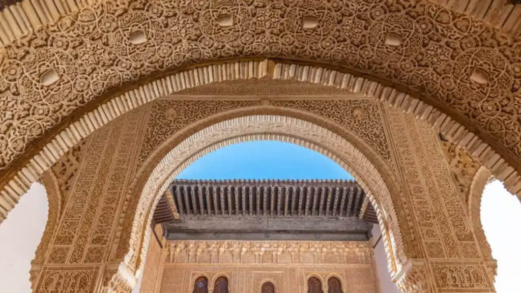 معماری کاخ آلهامبرا با نقوش هندسی اسلامی