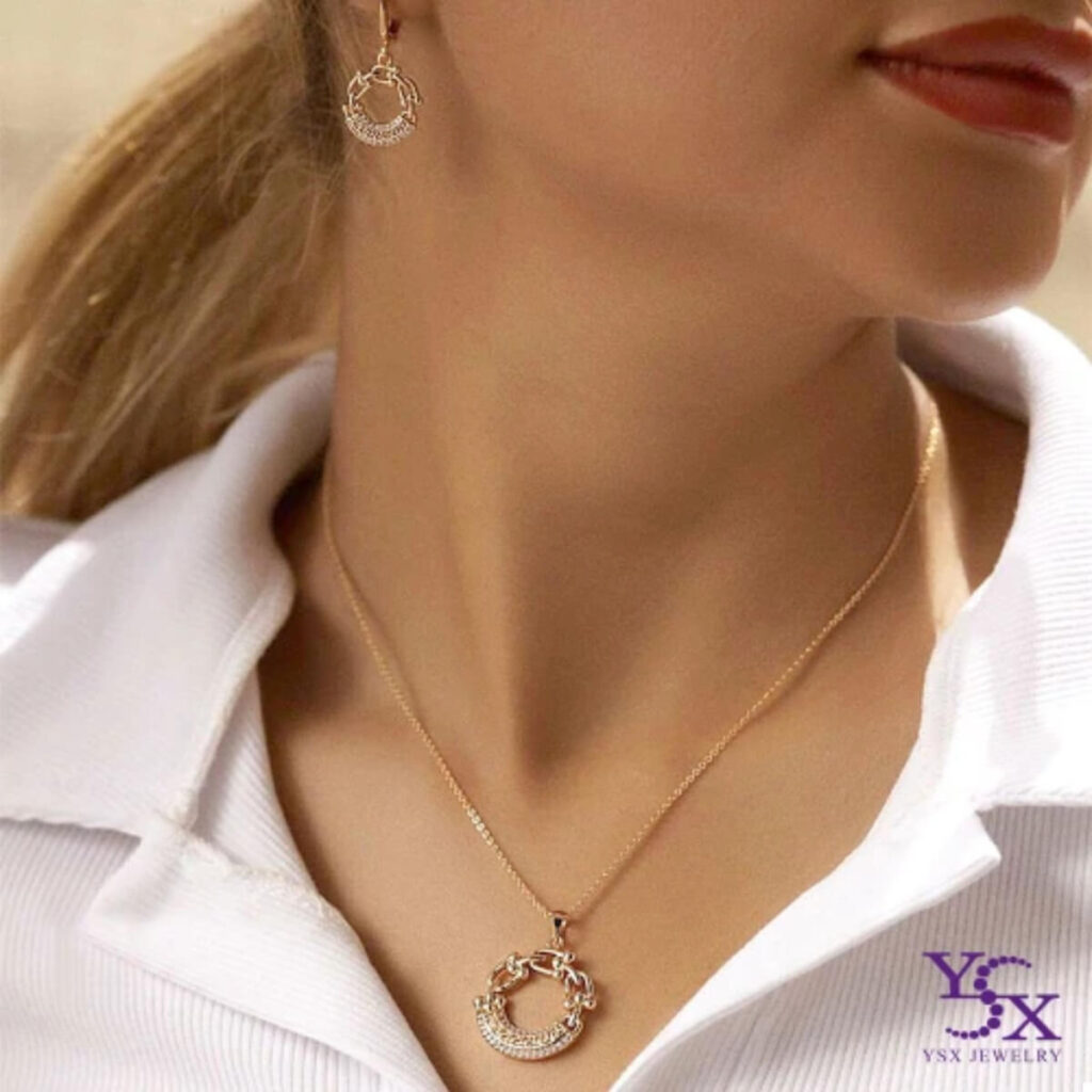 ست گوشواره و گردنبند طلایی وای اس ایکس طلایی ysx، روی گوش و گردن یک زن جوان